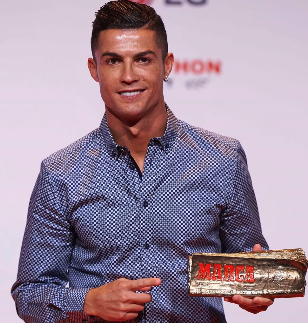 Cristiano Ronaldo col premio MARCA