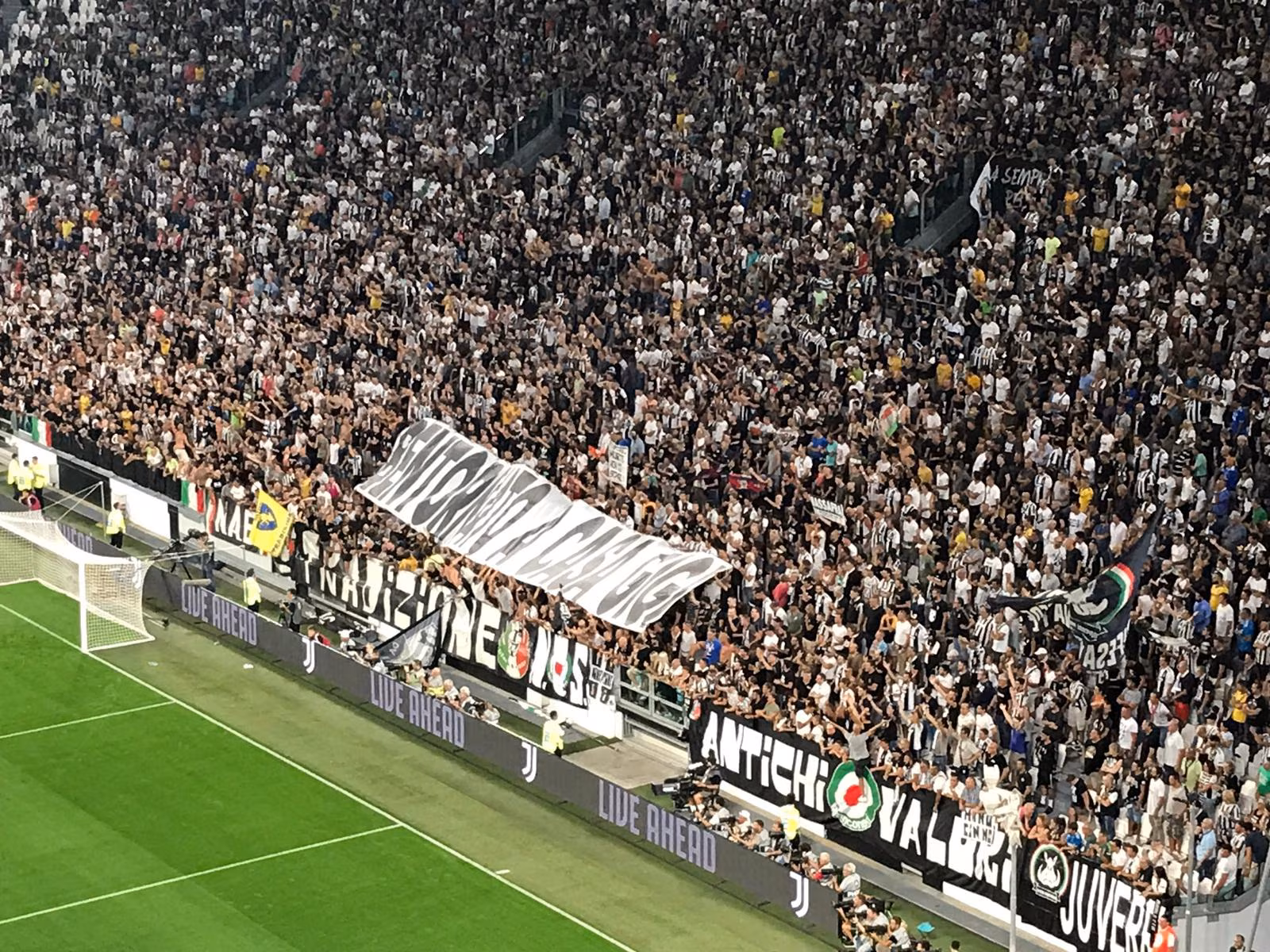 Notizie Juve, striscione per Buffon.