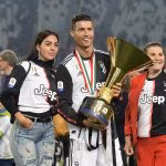 Cristiano Ronaldo in compagnia della splendida Georgina Rodriguez e di sua madre Dolores, durante la premiazione dello scudetto dello scorso anno.