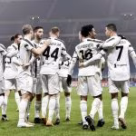 Cristiano Ronaldo viene abbracciato dai suoi compagni dopo una rete realizzata