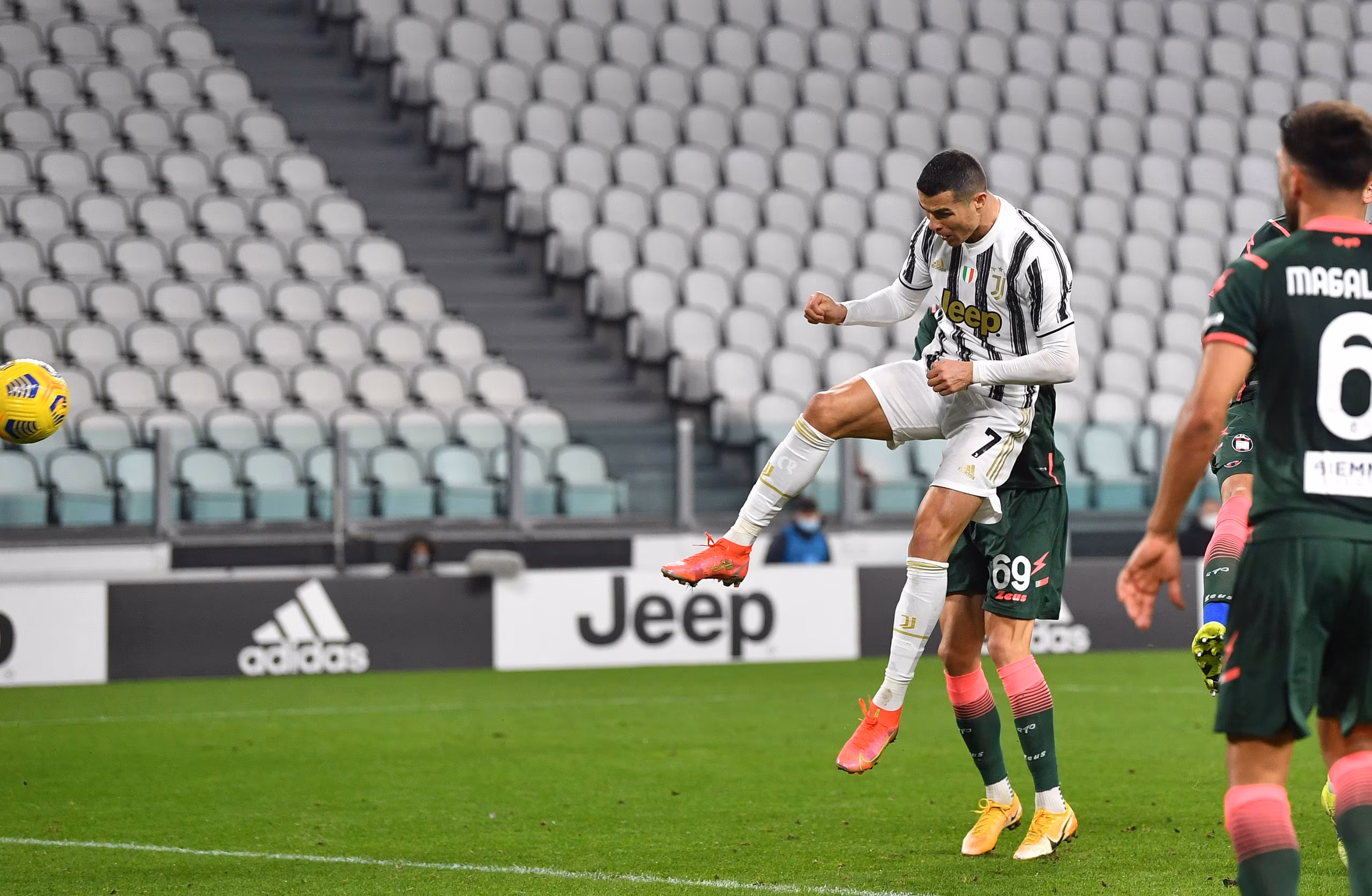 CR7 segna il primo dei due gol al Crotone