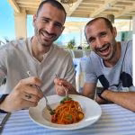 Bonucci e Chiellini a mangiare pastasciutta