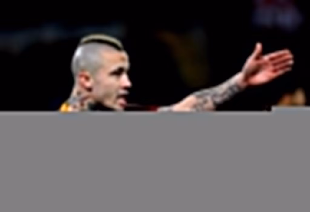 Radja Nainggolan con la maglia della Roma