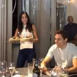 Chiesa festeggia insieme alla sua ragazza