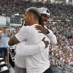 Paul Pogba abbraccia Leandro Paredes