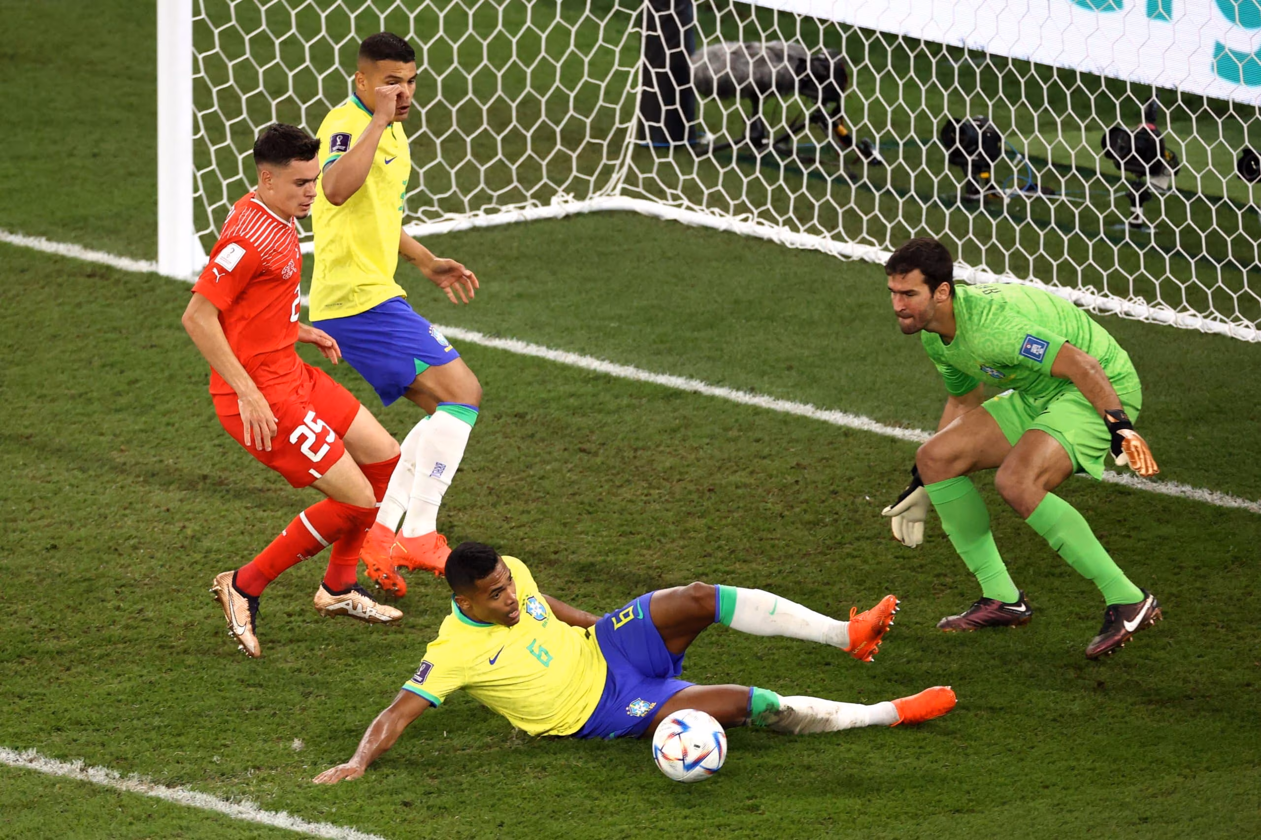 Il salvataggio in scivolata di Alex Sandro