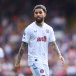 Douglas Luiz con la maglia dell'Aston Villa