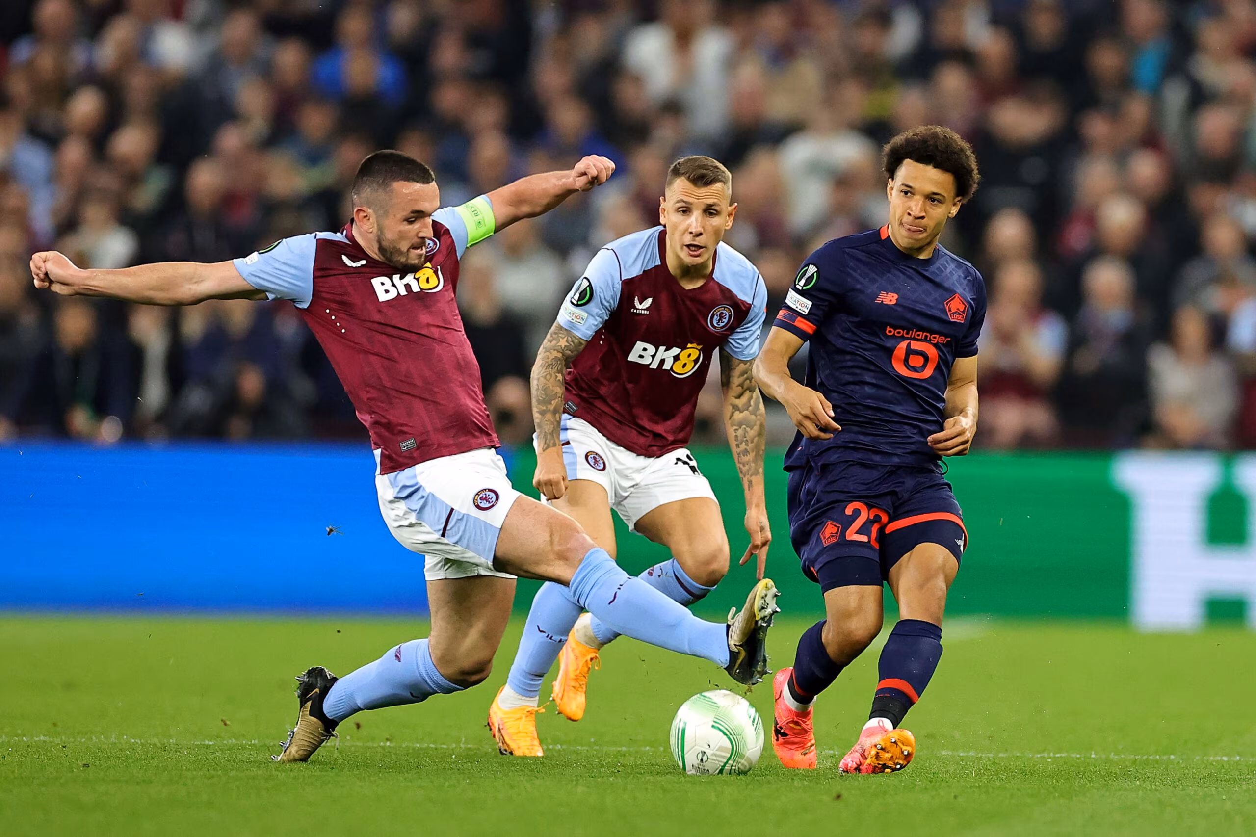 Il terzino portoghese Tiago Santos con la maglia del Lille
