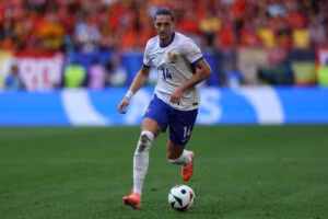 L'ex centrocampista della Juve Adrien Rabiot con la maglia della Francia