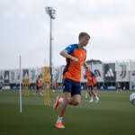 Den Huijsen con la maglia dall'allenamento della Juve