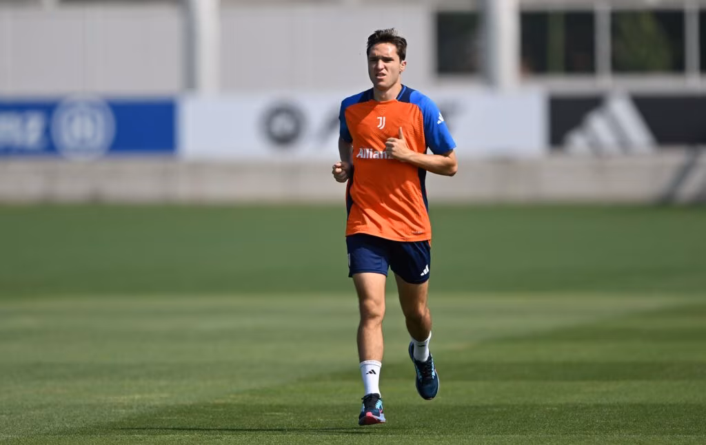 Il giocatore della Juve Federico Chiesa mentre si allena