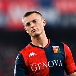 L'attaccante islandese Gudmundsson con la maglia del Genoa