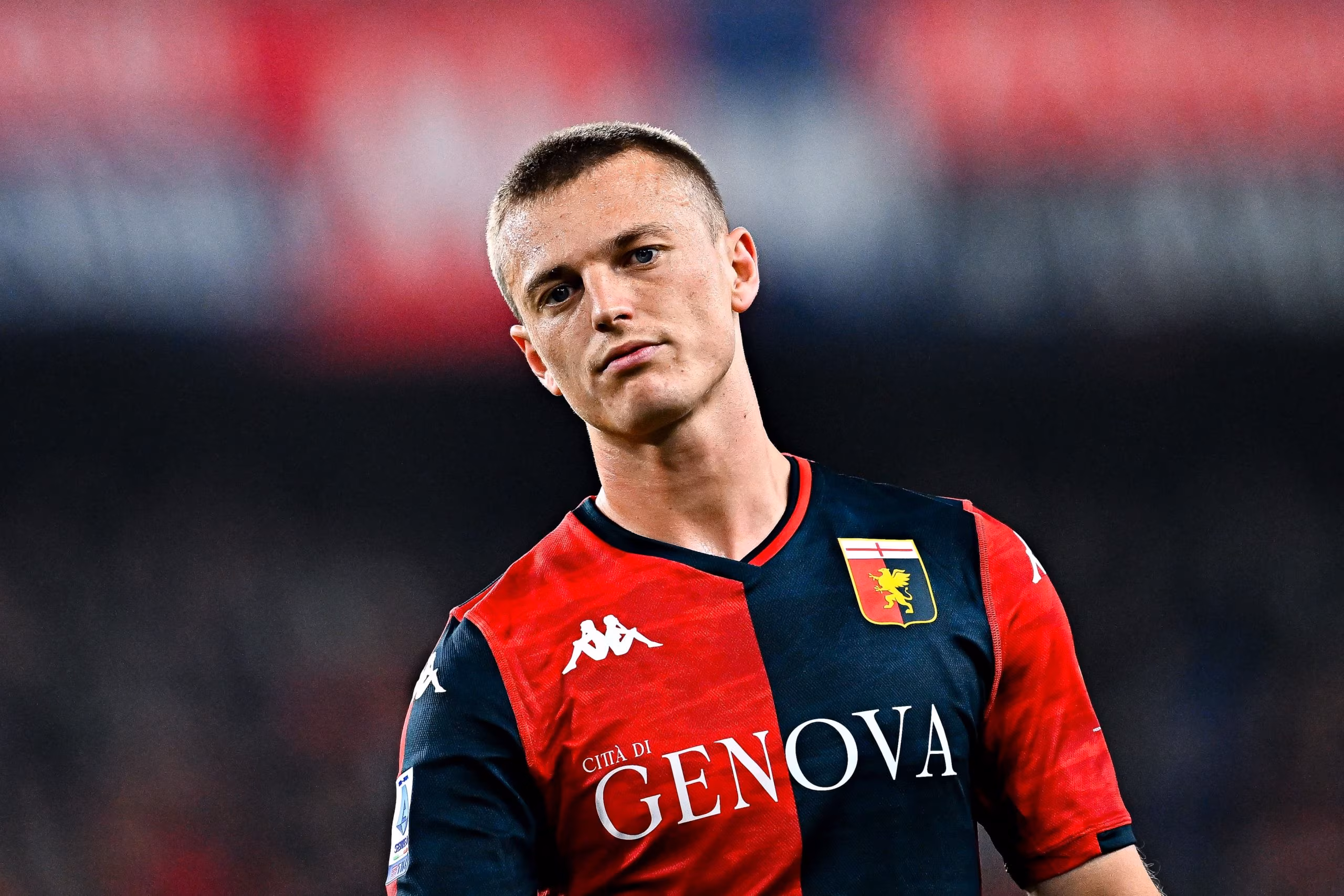 L'attaccante islandese Gudmundsson con la maglia del Genoa