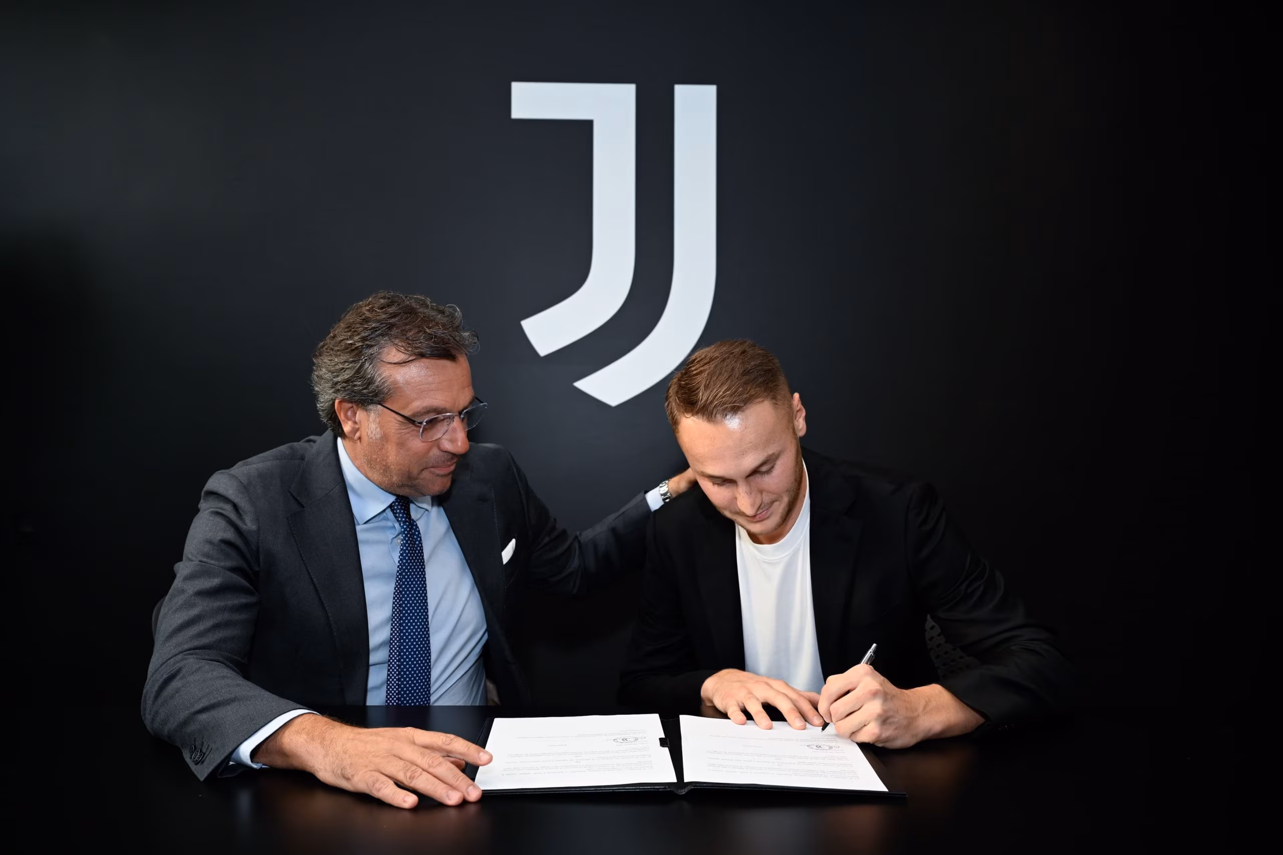 Il centrocampista olandese della Juventus Teun Koopmeiners in compagnia del Football Director Cristiano Giuntoli