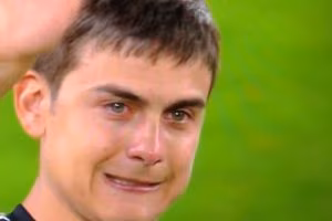 Paulo Dybala piange