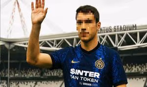 Giocatore dell'Inter che saluta