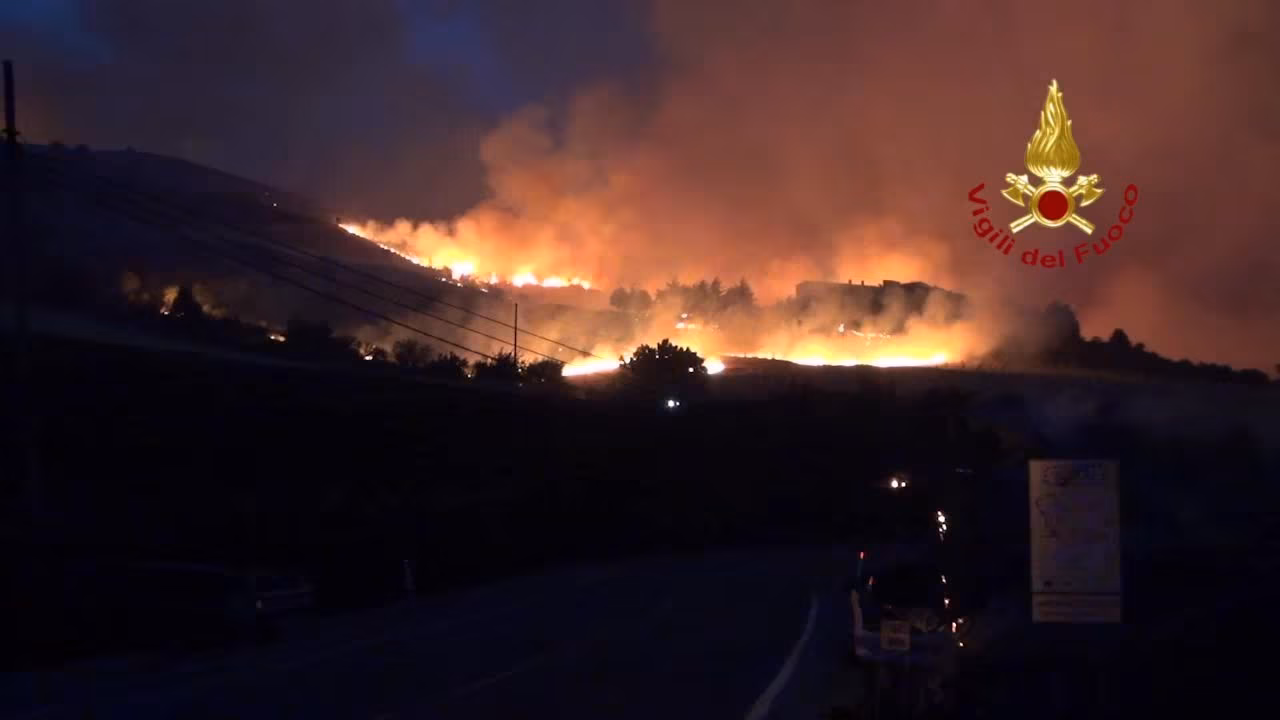 Notte di roghi in Sicilia e Calabria