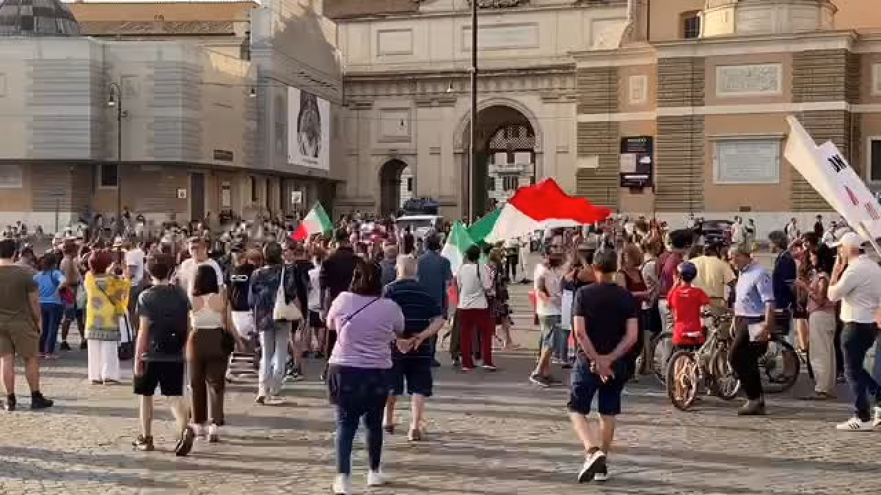 No Vax, manifestazione in piazza a Roma