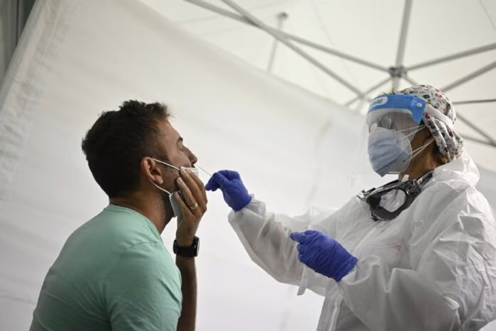 Covid, Iss “aumento reinfezioni al 4