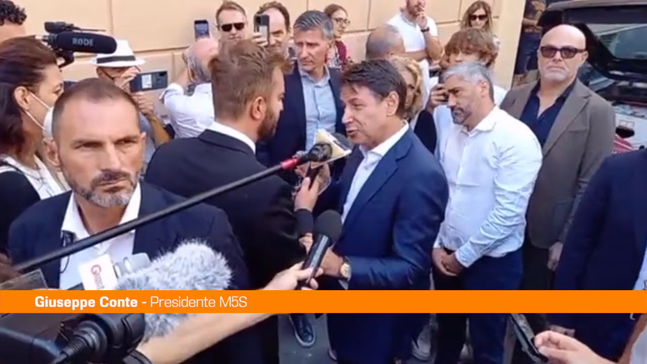 Conte canta "Bella ciao" a Genova