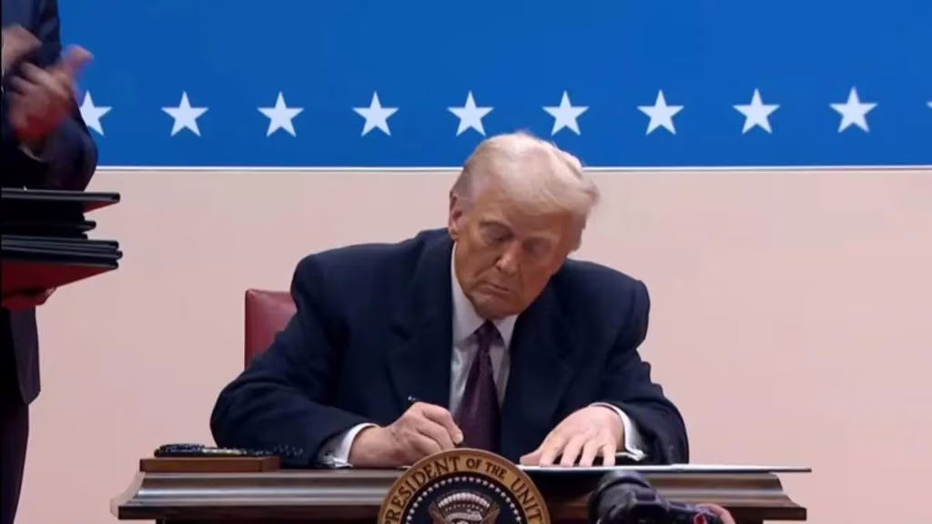 trump firma foto italpress