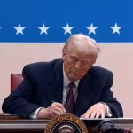 trump firma foto italpress