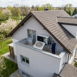 Zračni filter z nabranim prahom ob sodobni stenski enoti