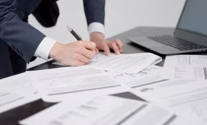 Uomo firma documenti
