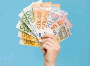 Euro in mano soldi contanti