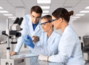 Scienziati in laboratorio