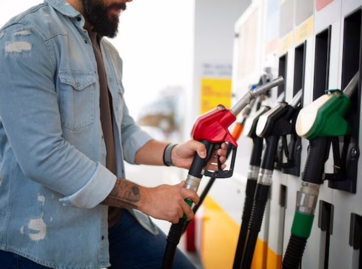 Persona fa benzina