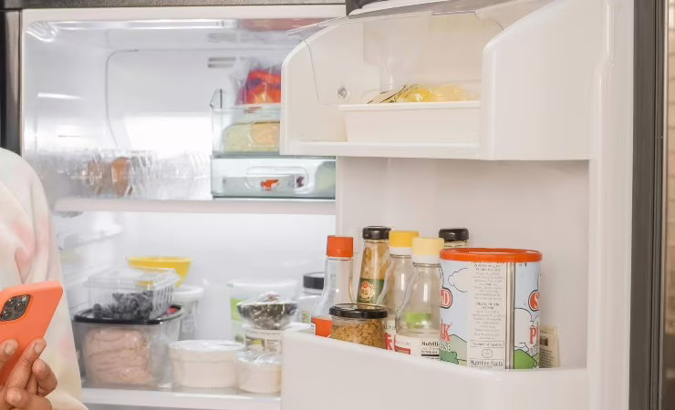 frigo aperto con cibo