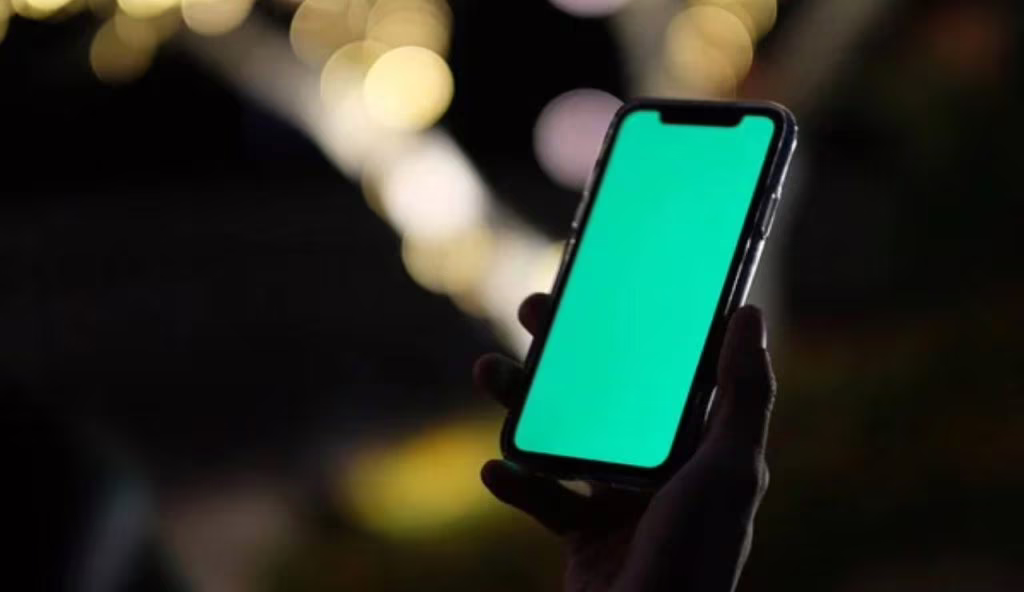 Entrano smartphone rubano tutti momenti intimi