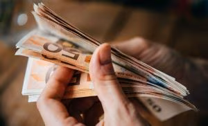 Illustrazione di alcune banconote (Canva foto) - www.systemscue.it