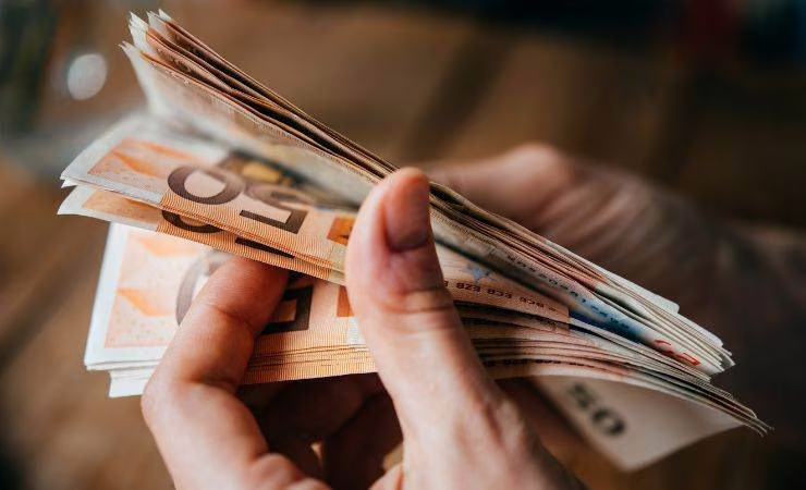 Illustrazione di alcune banconote (Canva foto) - www.systemscue.it
