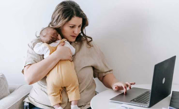 Donna madre lavoratrice