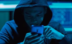Hacker con smartphone