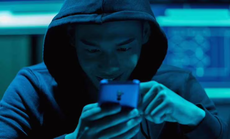 Hacker con smartphone