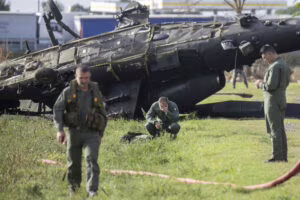 RAVENNA 23/10/2023. ELICOTTERO MILITARE CADUTO A RAVENNA. Un elicottero dell0 Aviazione Militare con 2 piloti è caduto nei pressi dell' aereoporto "La Spreta" nelle campagne a sud di Ravenna. I 2 piloti con ferite non gravi sono strati trasportati all' os