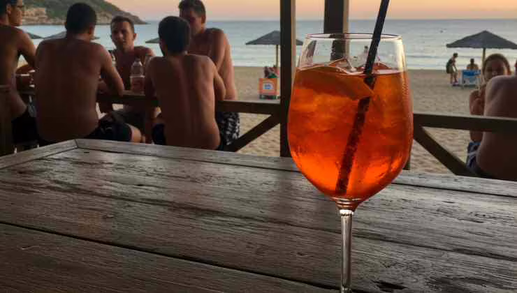 Aperitivo in spiaggia - foto teleone.it