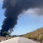 Possibili “sostanze nocive” ad Augusta, a fuoco materiale plastico in impianto rifiuti: nube nera visibile anche da Siracusa