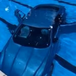 Mamma con la figlia di 5 anni finiscono con l’auto dentro una piscina: tragedia sfiorata nel sud della Francia