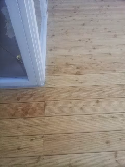 zaključek lesene terase pri oknih