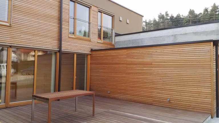 lesena fasada sibirski macesen z leseno teraso cumaru