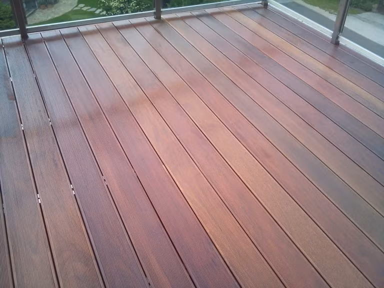 lesena terasa ipe na balkonu