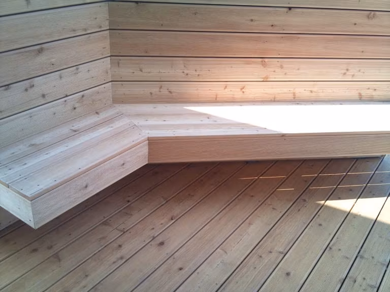 klopca in lesena terasa iz sibirskega macesna