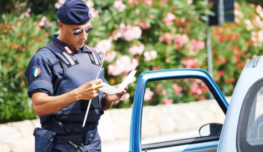 Automobilisti a BOCCA CHIUSA: se ti escono queste parole sono guai quando ti fermano | Rischi il carcere