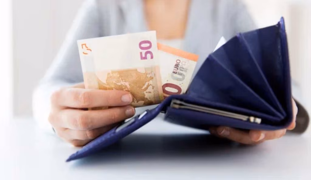 Vi leviamo più di 200 euro | Mazzata per gli STIPENDI DI APRILE, questa categoria è alla canna del gas