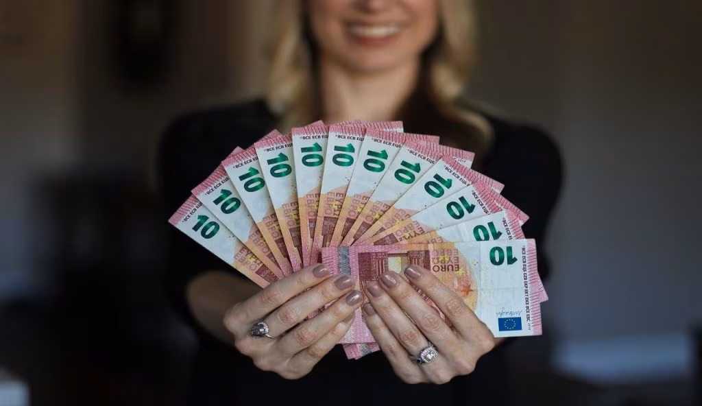 Uno Stipendio in più all’anno senza tredicesima: il nuovo metodo WEEK sta spopolando anche tra i giovani