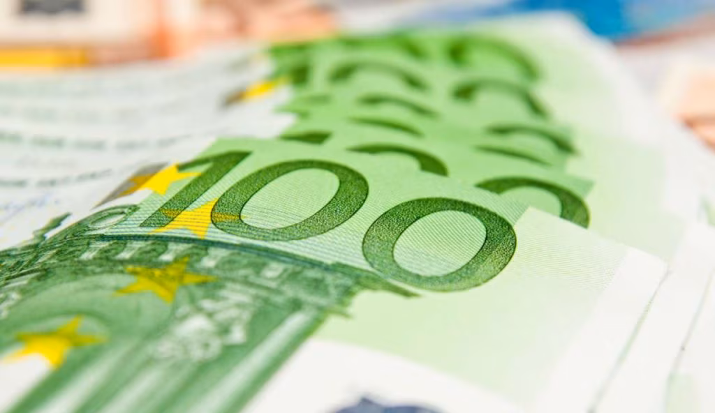 Subito 300€ in più al mese: questi italiani possono festeggiare | Si richiede solo in questo ufficio